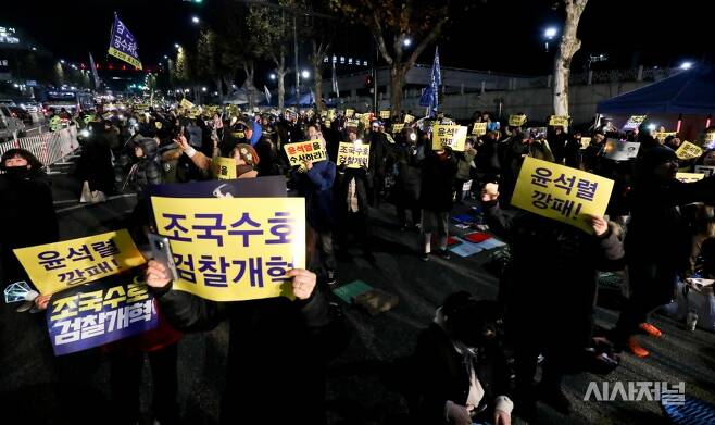 30일 오후 서울중앙지검 앞에서 열린 '끝까지 검찰개혁' 서초동 촛불문화제에 참석한 시민들이 피켓을 들고있다. ⓒ고성준 기자