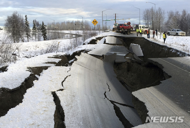 【앵커리지=AP/뉴시스】30일(현지시간) 미국 알래스카 앵커리지의 도로가 지진으로 인해 붕괴됐다. 이날 앵커리지 부근에서 규모 7.0의 강진이 발생해 도로와 철도가 폐쇄되고 건물에 균열이 발생했지만 아직까지 인명피해는 보고되지 않았다. 2018.12.01