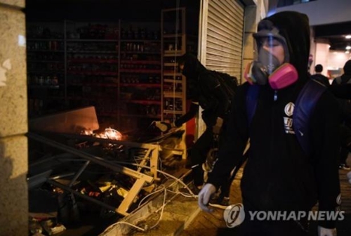 중국계 점포 공격하는 홍콩 시위대 로이터통신=연합뉴스