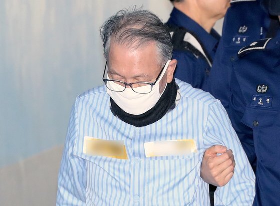 지난 8월 세월호 보고 조작 혐의로 재판을 받으러 나온 김기춘 전 대통령 비서실장. [뉴시스]