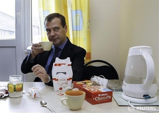 2011년 드미트리 메드베데프 당시 러시아 대통령(현 총리)이 초코파이와 함께 차를 마시고 있다. 이 사진은 외신을 통해 전세계에 전해졌다. [로이터=연합뉴스]
