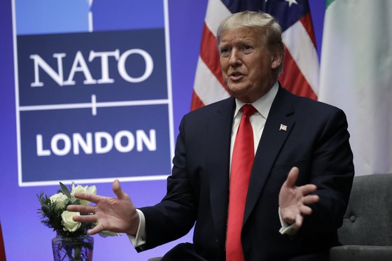 도널드 트럼프 미국 대통령이 4일(현지시간) 영국 런던에서 열린 NATO 정상회의에서 기자회견을 하고 있다.[AP=연합뉴스]