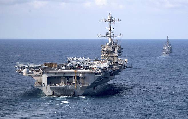 미군 항모 해리트루먼호가 지난 7월 18일 미사일순양함 노르망디호의 뒤를 따라 대서양을 지나고 있다. 해리트루먼호도 몇 주일 안에 걸프에 도착할 예정이다.  미 해군 USNI뉴스