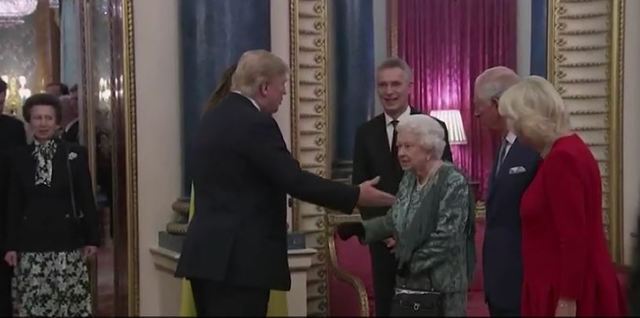 [서울=뉴시스] 영국 여왕 엘리자베스 2세가 3일(현지시간) 런던 버킹엄 궁에서 도널드 트럼프 미국 대통령 부부와 악수하는 동안 앤 공주(왼쪽)가 멀찍이 떨어져 있다. <사진출처: 동영상 캡처> 2019.12.05