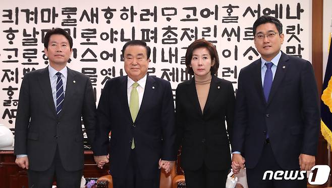 문희상 국회의장과 여야 교섭단체 3당 원내대표들이 25일 오전 서울 여의도 국회 의장실에서 회동을 갖기에 앞서 기념촬영을 하고 있다. 왼쪽부터 이인영 더불어민주당 원내대표, 문 의장, 나경원 자유한국당 원내대표, 오신환 바른미래당 원내대표. 2019.11.25/뉴스1 © News1 임세영 기자