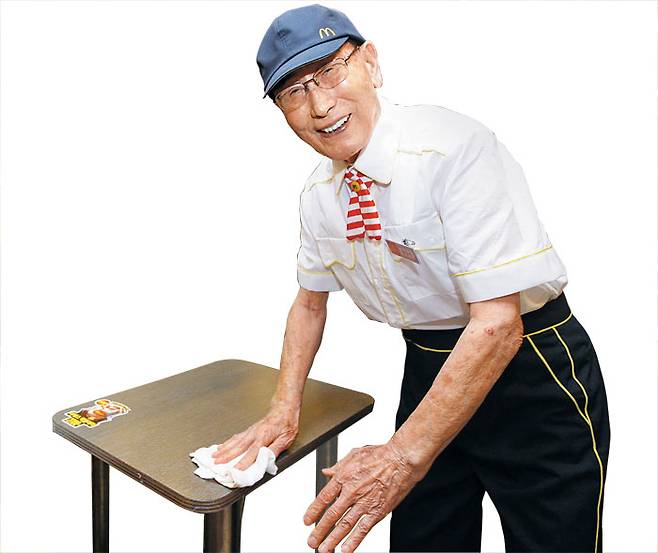 임갑지 할아버지가 맥도날드 미아점 직원(아르바이트)으로 일할 때 테이블을 닦는 모습. / 맥도날드