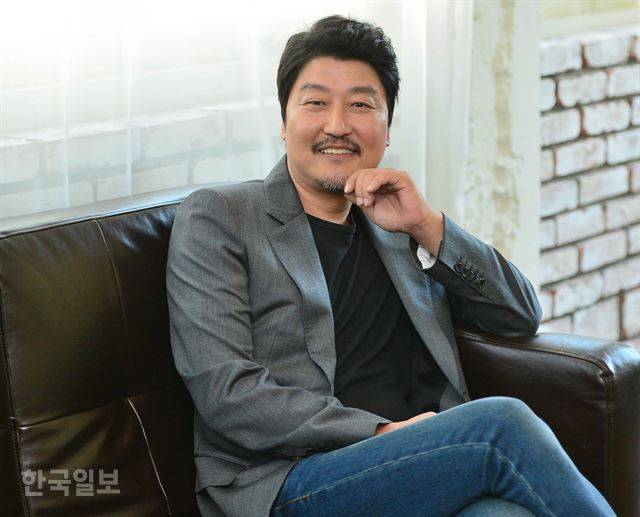 송강호는 이창동 박찬욱 봉준호 이준익 김지운 감독 등 한국 대표 감독과 일하며 흥행에서도 뛰어난 성과를 내고 있다. 한국일보 자료사진