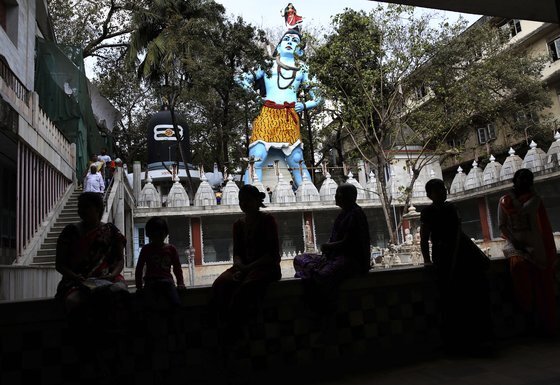 인도 뭄바이의 한 사원에 있는 힌두교 신 시바의 조각상. [AP=연합뉴스]