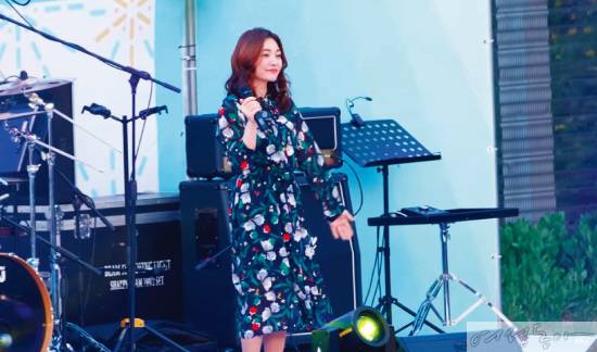 지난 5월 이화여대 축제 무대에 선 성우 이용신.