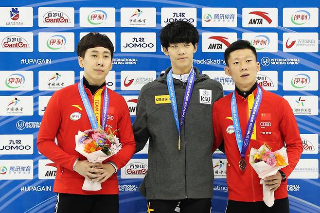 남자 1500m 금메달을 딴 이준서(가운데). 국제빙상경기연맹(ISU) 누리집