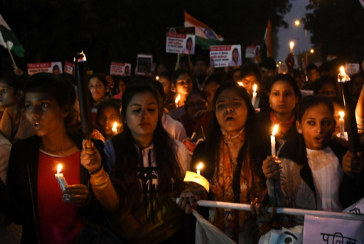 지난 7일 인도 뉴델리에서 성폭행 근절 등을 요구하며 열린 집회에서 참가자들이 촛불을 들고 있다. 뉴델리=EPA연합뉴스