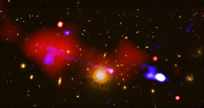 백만 광년 이상 떨어져 있는 블랙홀이 먼 은하에서 별 형성을 촉진시킨다는 사실이 밝혀졌다.(Image: © X-ray: NASA/CXC/INAF/R. Gilli et al.; Radio NRAO/VLA; Optical: NASA/STScI)