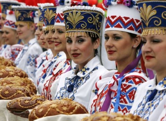 전통의상을 입은 벨라루스 여인들의 모습(사진=주한벨라루스대사관 홈페이지/http://korea.mfa.gov.by)
