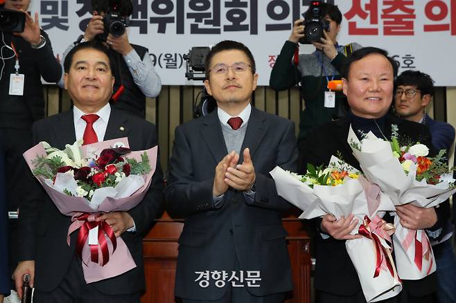 자유한국당 황교안 대표(가운데)가 9일 새 원내대표·정책위의장에 각각 선출된 심재철 의원(왼쪽)과 김재원 의원에게 축하한다는 박수를 치고 있다. 권호욱 선임기자 biggun@kyunghyang.com