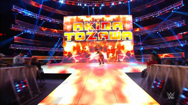 IB스포츠의 공식 항의를 받은 WWE가 10일 방송된 자사 프로그램 RAW에서 토자와 아키라의 욱일기 등장 배경화면을 수정했다. 사진=IB스포츠 화면 캡처