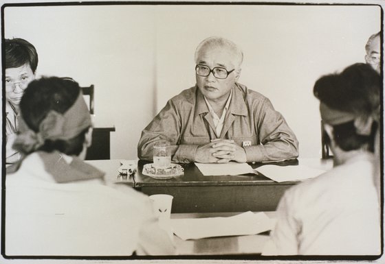 1988년 대우조선 옥포조선소에서 노동자들과 대화하는 김우중 전 대우그룹 회장. [사진 대우세계경영연구회]