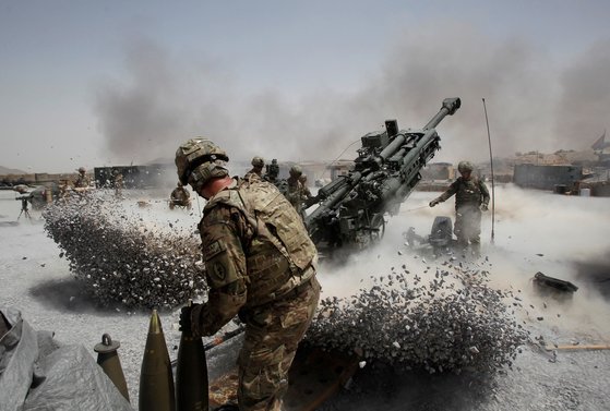 2011년 아프간 전투 현장에서 미군 병력이 견인포(howitzer artillery)를 쏘고 있다. [로이터=연합뉴스]
