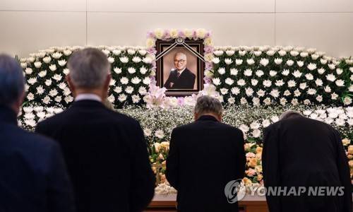 김우중 전 회장 빈소 조문하는 조문객들 (수원=연합뉴스) 홍기원 기자 = 10일 오전 경기도 수원시 아주대병원 장례식장에 마련된 김우중 전 대우그룹 회장 빈소에서 조문객들이 조문하고 있다. 2019.12.10