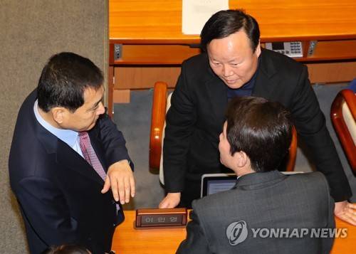 민주당과 한국당의 논의 결과는? (서울=연합뉴스) 진성철 기자 = 더불어민주당 이인영 원내대표(오른쪽 아래), 자유한국당 심재철 원내대표(왼쪽), 김재원 정책위의장이 10일 국회 본회의장에서 논의하고 있다. zjin@yna.co.kr