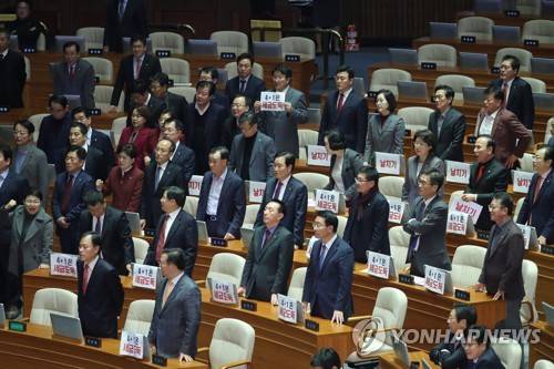 내년도 예산안 상정에 반발하는 한국당 (서울=연합뉴스) 안정원 기자 = 10일 오후 국회 본회의에서 자유한국당 의원들이 문희상 국회의장이 내년도 예산안을 상정하자 항의하고 있다. jeong@yna.co.kr