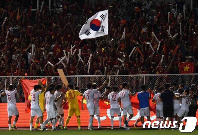 동남아시안게임 우승 후 팬들에게 인사하는 베트남 선수들. 관중석 사이에 태극기가 휘날리고 있다.  © AFP=뉴스1