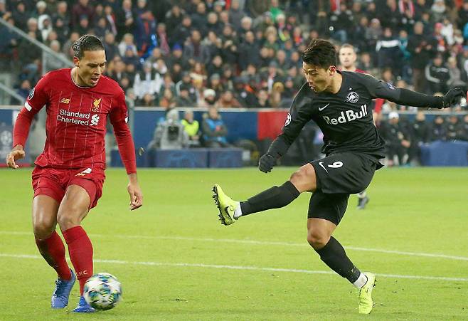 Liverpool's Dutch defender Virgil van Dijk (L) and Salzburg's South Korean midfielder Hwang Hee-Chan vie for the ball during the UEFA Champions League Group E football match between RB Salzburg and Liverpool FC on December 10, 2019 in Salzburg, Austria. (Photo by KRUGFOTO / APA / AFP) / Austria OUT







<All rights reserved by Yonhap News Agency>