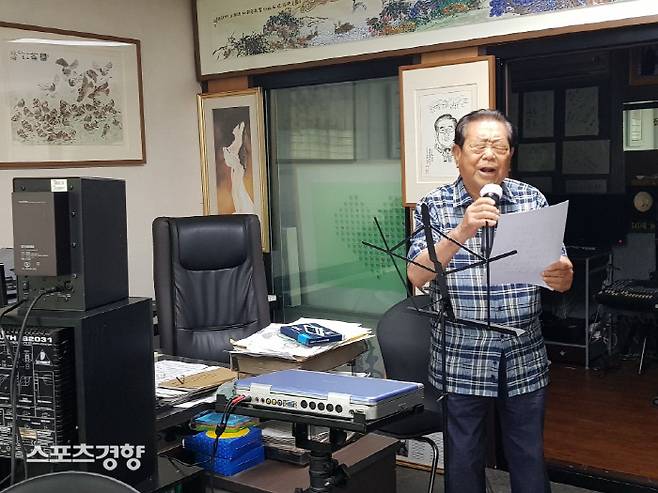 지난달 새 앨범을 낸 가수 겸 방송인 송해가 신곡 ‘내 고향 갈 때까지’의 김동찬 작곡가 사무실에서 신곡의 연습을 하고 있다. 사진 김동찬 작곡가 제공