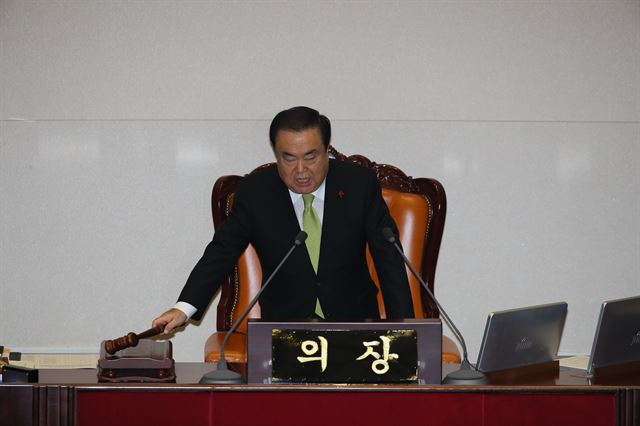 문희상 국회의장이 10일 국회에서 열린 본회의에서 2020 예산안을 가결하고 있다.연합뉴스