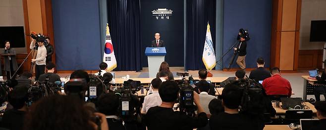 ⓒ연합뉴스11월22일 김유근 국가안전보장회의 사무처장이 ‘지소미아 종료 통보’ 효력을 정지한다고 발표하고 있다.