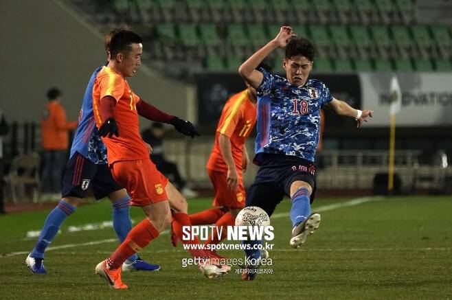 ▲ 중국 남자 대표 팀이 9일 부산구덕운동장에서 열린 2019 동아시아축구연맹(EAFF) E-1 챔피언십(동아시안컵) 1차전에서 일본 남자 대표 팀과 볼 다툼을 하고 있다