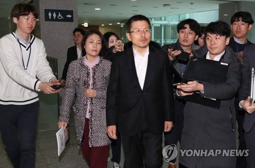 질문받는 한국당 황교안 대표 (서울=연합뉴스) 안정원 기자 = 자유한국당 황교안 대표가 12일 오전 서울 여의도 국회 의원회관에서 열린 공직선거법및 공수처법 제(개)정안의 위헌성과 대응방안 세미나에 참석한 뒤 취재진의 질문을 받고 있다. jeong@yna.co.kr