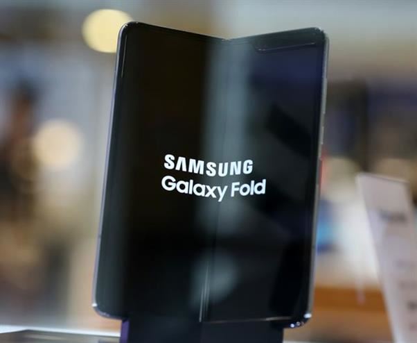 삼성전자 ‘갤럭시 폴드’ 국내 판매가 시작된 지난 9월 서울 서초구 삼성 딜라이트샵에 제품이 전시돼 있는 모습. 연합뉴스