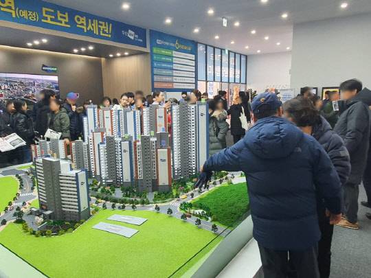 두산건설이 지난 13일 문을 연 부평 두산위브 더파크 견본주택 방문객들이 분양 관계자의 설명을 들으며 모형도를 둘러보고 있다.
<두산 건설 제공>