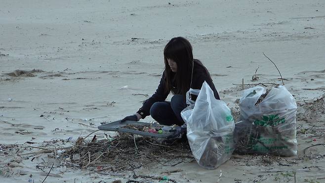 규슈 해안에서 한 일본인 주민이 자발적으로 해안쓰레기를 치우고 있다. [사진 공성룡]
