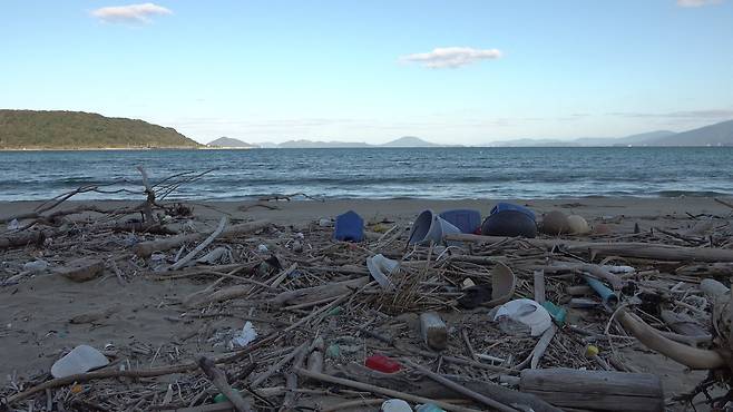 규슈의 한 해안의 모습. 해안 곳곳에 플라스틱 쓰레기가 널브러져 있다. [사진 공성룡]