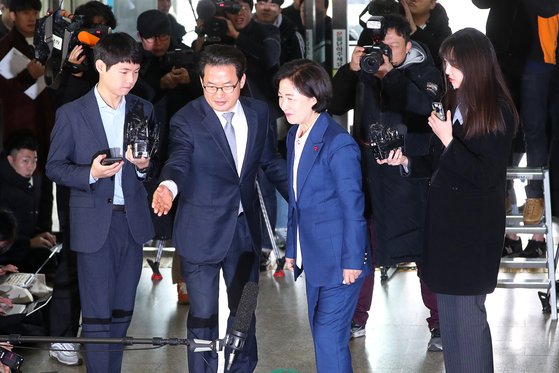 추미애 법무부 장관 후보자(가운데)가 9일 오전 서울 양천구 남부준법지원센터로 출근하고 있다. 장진영 기자