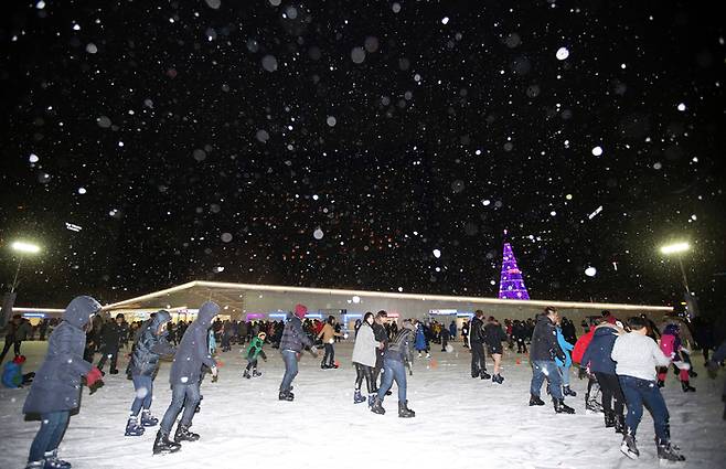 2015년 12월 25일 밤 서울광장 스케이트장을 찾은 시민들이 '화이트 크리스마스'를 만끽하고 있다. 사진=연합뉴스