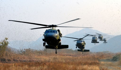 육군 UH-60 수송헬기 편대가 착륙을 위해 지상으로 접근하고 있다. 세계일보 자료사진