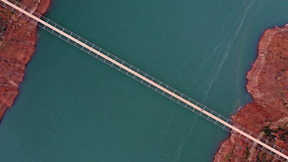 중국 구이저우와 위난성의 경계를 이루는 니우란강 위에 지난 12일 쇠줄 다리가 철거되고 새로운 현수교형 출렁다리가 건설됐다. [신하=연합뉴스]
