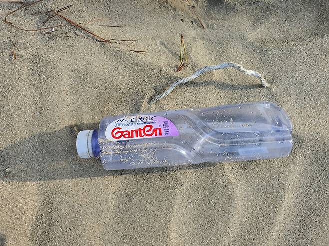 지난 5일 전남 신안군 내치해변에서 찾은 한자가 쓰여진 플라스틱 쓰레기. 중국에서 판매되고 있거나 'SHANGHAI'라는 글자가 쓰여 있는 쓰레기들이다. 프리랜서 장정필