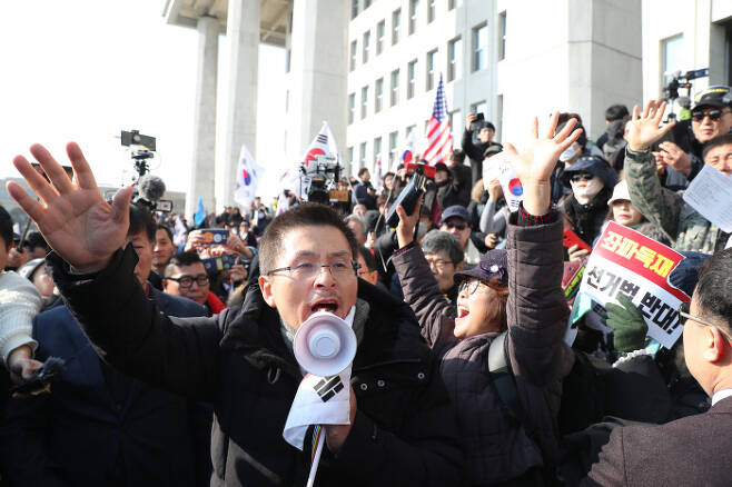 자유한국당 황교안 대표가 16일 국회에서 열린 ‘공수처법 선거법 날치기 저지 규탄대회’ 참가자들과 함께 시위를 벌이고 있다. 연합뉴스