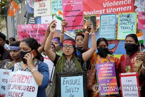 인도 캘커타에서 지난 9일 여성들이 성폭행범에 대한 처벌을 요구하며 시위하고 있다. 지난달 말 성폭행당한 여성 수의사가 법원에 증언하러 가다가 피의자들에게 불타죽는 사건이 발생한 뒤 인도에서는 전국적으로 시위가 일어났다.   EPA연합뉴스