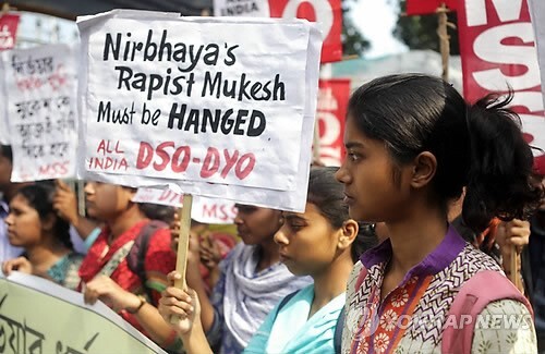 지난 2015년 BBC의 다큐멘터리 '인도의 딸'이 공개된 이후 인도 여성들이 시위에 나섰다. 이들은 다큐멘터리에서 뻔뻔하게 피해자의 행동을 문제삼은 피의자 무케시 싱을 당장 사형시키라고 요구했다.   EPA연합뉴스