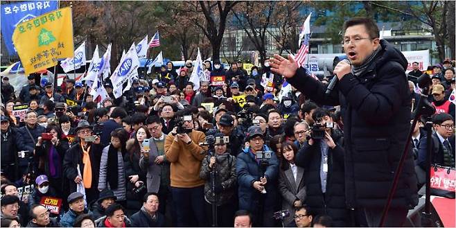 자유한국당 황교안 대표가 17일 오후 국회 밖에서 열린 공수처법 선거법 날치기 저지 규탄대회에서 발언을 하고 있다. 윤창원기자