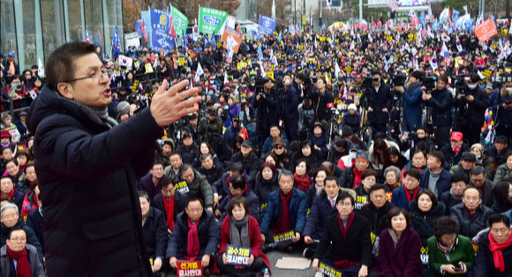 황교안 자유한국당 대표가 17일 서울 여의도 국회앞 에서 열린 공수처법 선거법 날치기 저지 규탄대회에서 발언을 하고 있다. 뉴스1