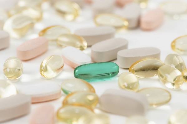 헬스조선 설문 결과에 따르면 건강 전문가들이 가장 많이 챙겨 먹는 영양제 1위는 종합비타민이다./사진=클립아트코리아