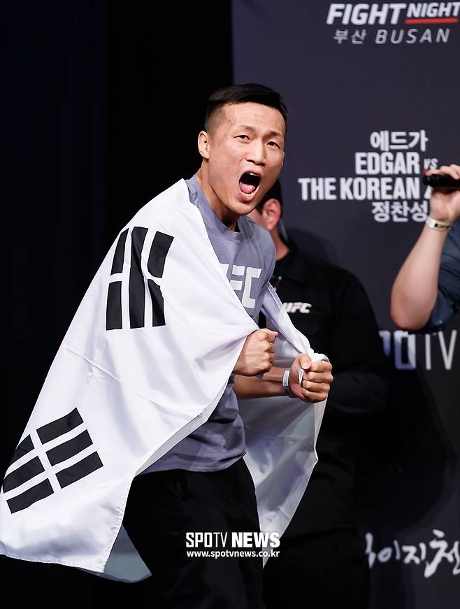 ▲ 경기 전 모든 행사는 끝났다. 이제 싸울 일만 남았다 ⓒ 한희재 기자