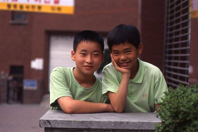 이세돌(오른쪽) 9단이 입단동기로 절친인 조한승9단과 앙증맞은 표정으로 사진을 찍고 있다. 한국기원 제공