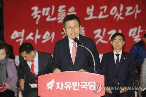 최고위 발언하는 황교안 (서울=연합뉴스) 진성철 기자 = 자유한국당 황교안 대표가 23일 국회 로텐더홀에서 열린 최고위원회의에서 발언하고 있다. zjin@yna.co.kr