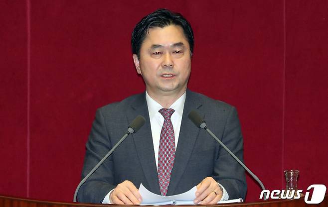 김종민 더불어민주당 의원이 24일 서울 여의도 국회에서 열린 제372회 국회 (임시회) 제1차 본회의에서 공직선거법 일부개정법률안에 대한 찬성 무제한 토론(필리버스터)을 하고 있다. 2019.12.24/뉴스1 © News1 김명섭 기자